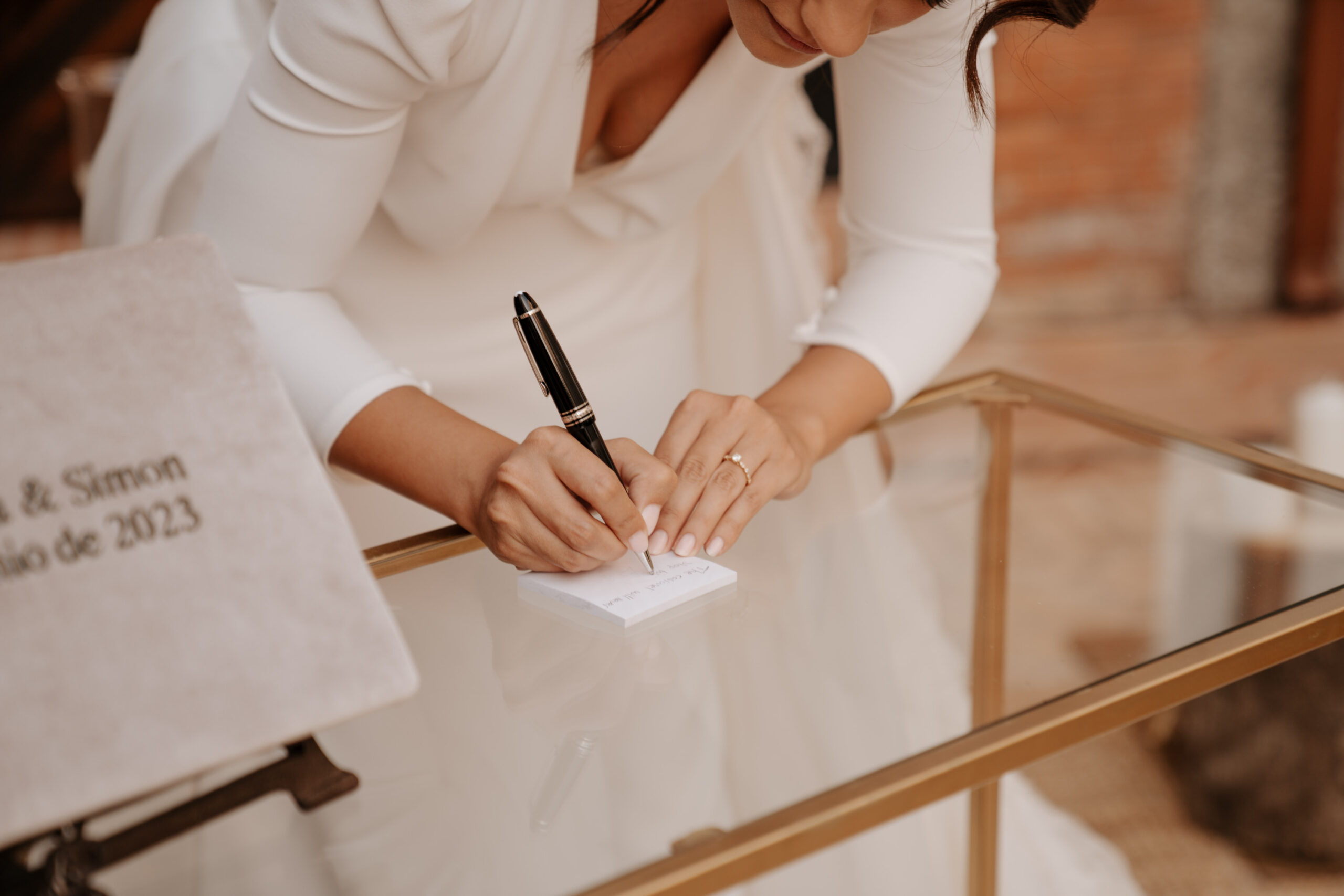 Novia firmando ceremonia oficiada