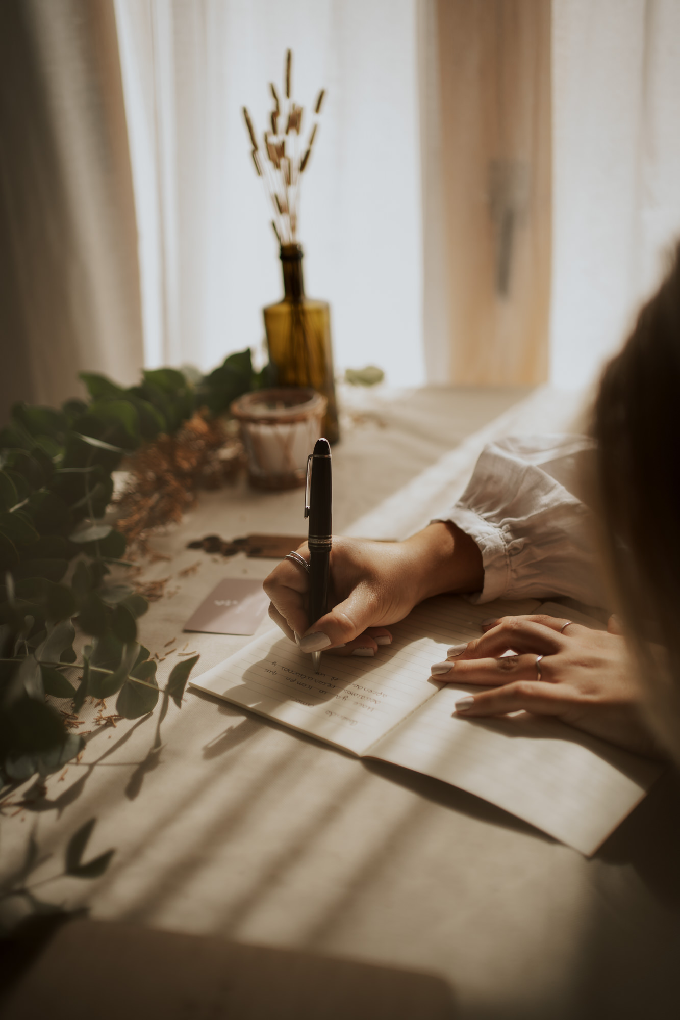 Lorian escribiendo ceremonias de bodas